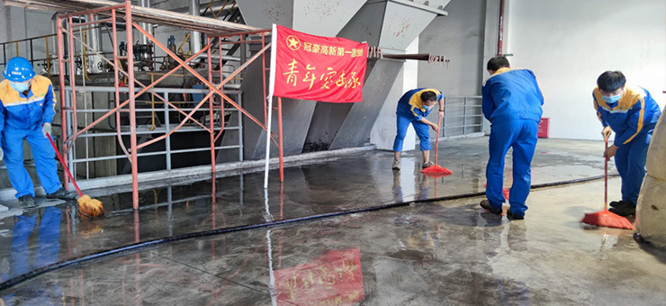 生产三部青年突击队联合第一团支部青年突击队进行6S清洁活动